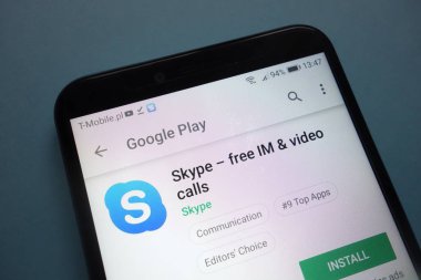 Konskie, Polonya - 25 Kasım 2018: Skype uygulaması smartphone üzerinde görüntülenen Google oyun web sitesinde