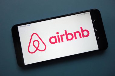 Konskie, Polonya - 25 Kasım 2018: smartphone üzerinde görüntülenen Airbnb logosu