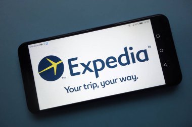 Konskie, Polonya - 25 Kasım 2018: smartphone üzerinde görüntülenen Expedia.com logosu