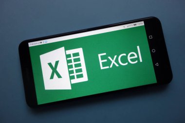 Konskie, Polonya - 25 Kasım 2018: smartphone üzerinde görüntülenen Microsoft Excel logosu