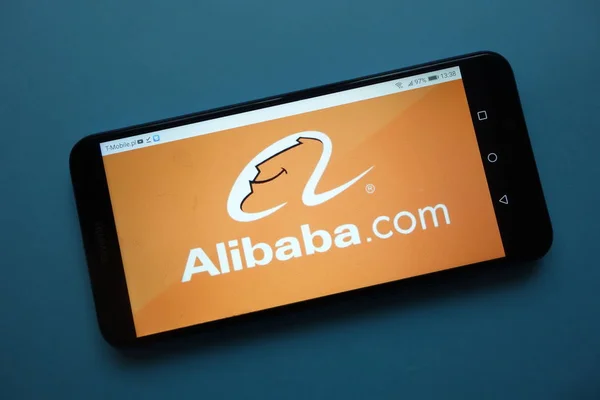 Konskie Polen November 2018 Alibaba Com Logo Auf Dem Smartphone — Stockfoto