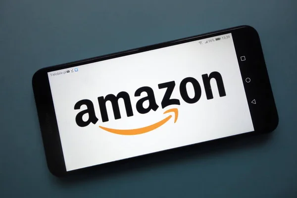 Konskie, Polonya - 25 Kasım 2018: smartphone üzerinde görüntülenen Amazon logosu