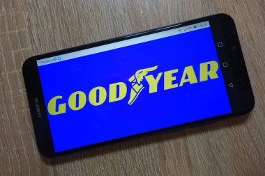 Konskie, Polonya - 01 Aralık 2018: smartphone üzerinde görüntülenen Goodyear Lastik ve kauçuk şirket logosu