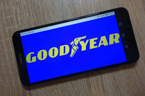 Konskie Polonya Aralık 2018 Smartphone Üzerinde Görüntülenen Goodyear Lastik Kauçuk — Stok fotoğraf