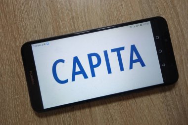 Konskie, Polonya - 01 Aralık 2018: smartphone üzerinde görüntülenen kişi plc logo