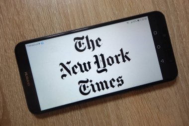 Konskie, Polonya - 01 Aralık 2018: smartphone üzerinde görüntülenen The New York Times logosu