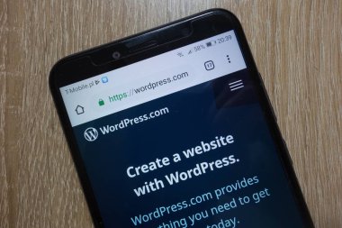 Konskie, Polonya - 01 Aralık 2018: smartphone üzerinde görüntülenen Wordpress web sitesi (wordpress.com)