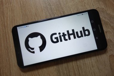 Konskie, Polonya - 04 Aralık 2018: smartphone üzerinde görüntülenen Github logosu