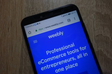Konskie, Polonya - 04 Aralık 2018: smartphone üzerinde görüntülenen Weebly (weebly.com) Web sitesi