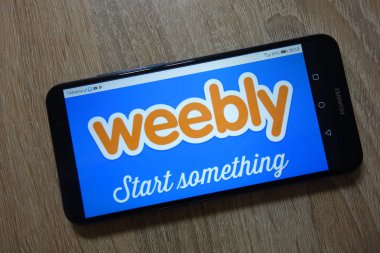 Konskie, Polonya - 04 Aralık 2018: smartphone üzerinde görüntülenen Weebly logosu