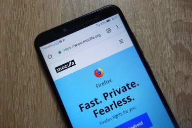 Konskie, Polonya - 04 Aralık 2018: smartphone üzerinde görüntülenen Mozilla Web sitesi (televidyon.com)