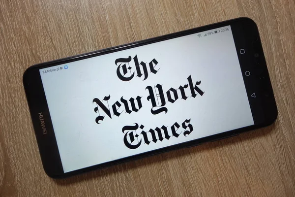 Konskie Polonya Aralık 2018 Smartphone Üzerinde Görüntülenen New York Times — Stok fotoğraf