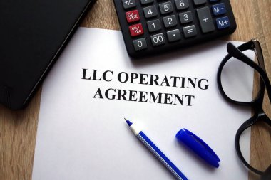 Llc işletim anlaşma, kalem, gözlük ve resepsiyon hesap makinesi