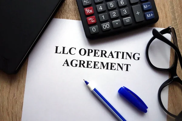 Llc işletim anlaşma, kalem, gözlük ve resepsiyon hesap makinesi