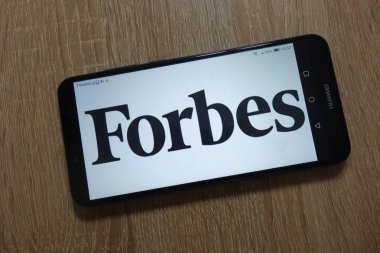 Konskie, Polonya - 09 Aralık 2018: smartphone üzerinde görüntülenen Forbes logosu