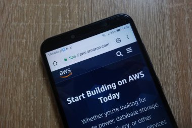 Konskie, Polonya - 09 Aralık 2018: smartphone üzerinde görüntülenen Amazon Web Services (Aws) Web sitesi (aws.amazon.com)
