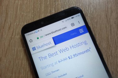 Konskie, Polonya - 09 Aralık 2018: smartphone üzerinde görüntülenen Bluehost Web sitesi (www.bluehost.com)