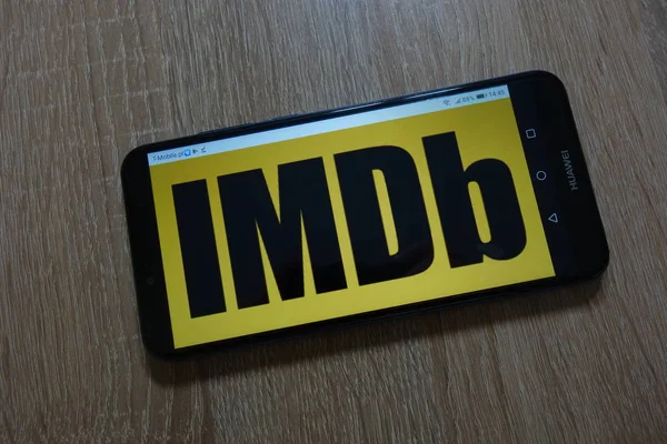 波兰孔斯基 2018年12月9日 智能手机上显示的 Imdb 互联网电影数据库 — 图库照片