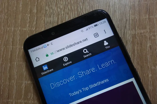Konskie, polen - 09.12.2018: linkedin slideshare website (www.slideshare.net) wird auf dem Smartphone angezeigt — Stockbild Konskie Polen 2018 Linkedin Slideshare Website Www Slideshare Net Wird — Stockfoto