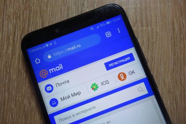 Konskie, Polonya - 09 Aralık 2018: smartphone üzerinde görüntülenen Mail.ru Web sitesi