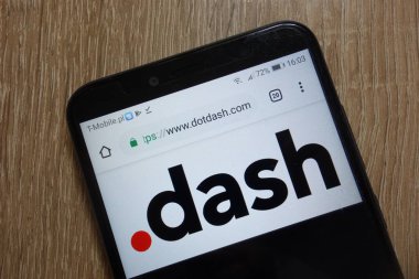 Konskie, Polonya - 09 Aralık 2018: smartphone üzerinde görüntülenen Dotdash Web sitesi (www.dotdash.com)