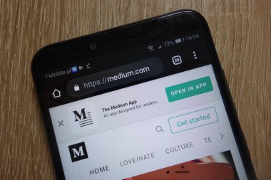 Konskie, Polonya - 09 Aralık 2018: smartphone üzerinde görüntülenen orta Web sitesi (medium.com). Orta bir online Yayıncılık platformudur