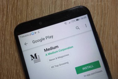 Konskie, Polonya - 09 Aralık 2018: Orta app smartphone üzerinde görüntülenen Google oyun sitesinde. Orta bir online Yayıncılık platformudur