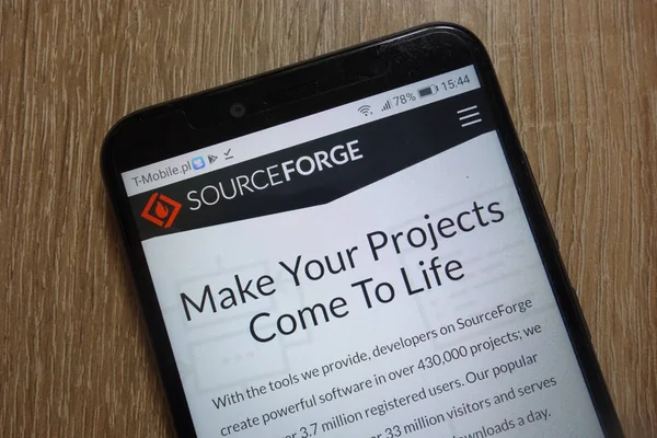 Konskie, polen - 09. Dezember 2018: sourceforge website (sourceforge.net) wird auf dem Smartphone angezeigt — Stockbild Konskie Polen Dezember 2018 Sourceforge Website Sourceforge Net Wird Auf — Stockfoto