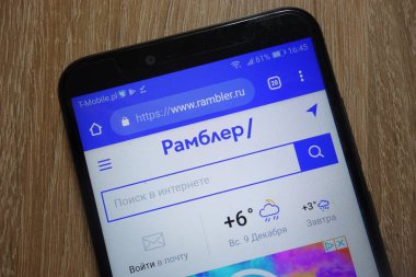 Konskie, Polonya - 09 Aralık 2018: smartphone üzerinde görüntülenen Rambler portal web sitesi (www.rambler.ru)