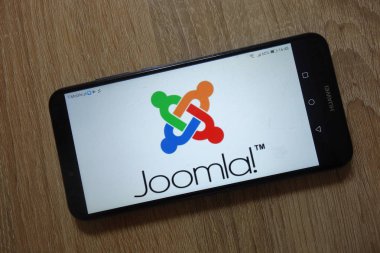 Konskie, Polonya - 09 Aralık 2018: Joomla! smartphone üzerinde görüntülenen logosu