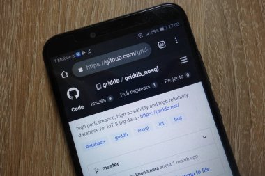Konskie, Polonya - 09 Aralık 2018: smartphone üzerinde görüntülenen Github Web sitesi (github.com)
