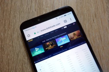 Konskie, Polonya - 16 Aralık 2018: smartphone üzerinde görüntülenen Dobi cryptocurrency exchange Web (www.dobitrade.com)