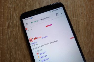 Konskie, Polonya - 16 Aralık 2018: smartphone üzerinde görüntülenen Zb.com cryptocurrency exchange Web (www.zb.com)