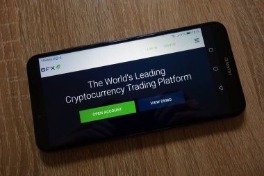 Konskie, Polonya - 16 Aralık 2018: smartphone üzerinde görüntülenen Bitfinex cryptocurrency exchange Web (www.bitfinex.com)