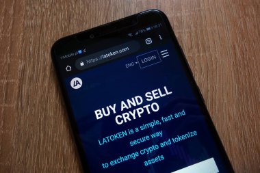 Konskie, Polonya - 16 Aralık 2018: smartphone üzerinde görüntülenen Latoken cryptocurrency exchange Web (latoken.com)