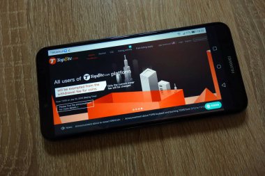 Konskie, Polonya - 16 Aralık 2018: smartphone üzerinde görüntülenen Topbtc cryptocurrency exchange Web (topbtc.com)