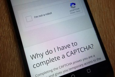 Konskie, Polonya - 16 Aralık 2018: Smartphone cep telefonu ile Kaptan Tamamlanıyor