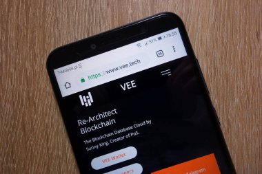 Konskie, Polonya - 28 Aralık 2018: smartphone üzerinde görüntülenen Vee cryptocurrency Web sitesi