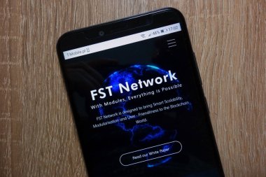 Konskie, Polonya - 28 Aralık 2018: smartphone üzerinde görüntülenen Fst ağ cryptocurrency Web sitesi