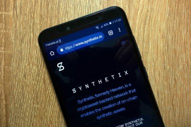 Konskie, Polonya - 28 Aralık 2018: smartphone üzerinde görüntülenen Synthetix ağ Token (Snx) cryptocurrency Web sitesi