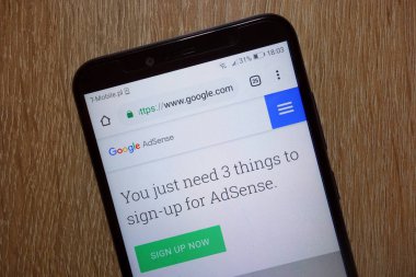 Konskie, Polonya - 28 Aralık 2018: smartphone üzerinde görüntülenen Google Adsense Web sitesi