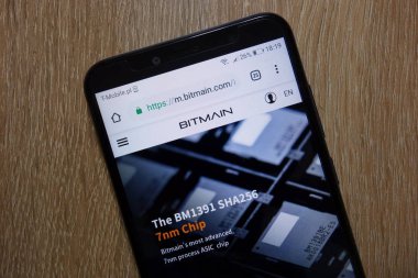 Konskie, Polonya - 28 Aralık 2018: smartphone üzerinde görüntülenen Bitmain Web sitesi (m.bitmain.com)