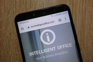 Konskie, Polonya - 28 Aralık 2018: smartphone üzerinde görüntülenen akıllı Office Web sitesi (www.intelligentoffice.com)