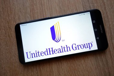 Konskie, Polonya - 05 Ocak 2019: smartphone üzerinde görüntülenen Unitedhealth grup logosu