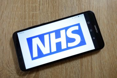 Konskie, Polonya - 10 Ocak 2019: smartphone üzerinde görüntülenen National Health Service (Nhs) logo