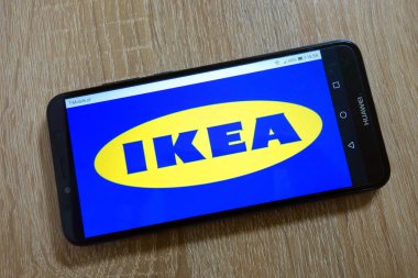 Konskie, Polonya - 10 Ocak 2019: smartphone üzerinde görüntülenen IKEA logosu