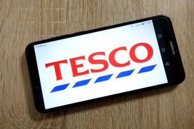 Konskie, Polonya - 10 Ocak 2019: smartphone üzerinde görüntülenen Tesco logosu
