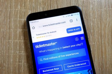 Konskie, Polonya - 10 Ocak 2019: smartphone üzerinde görüntülenen Ticketmaster Web sitesi (www.ticketmaster.com)