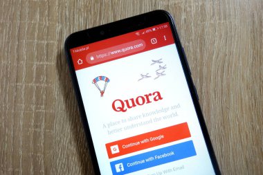 Konskie, Polonya - 10 Ocak 2019: smartphone üzerinde görüntülenen Quora Web sitesi (www.quora.com)