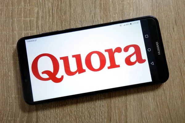 Konskie, Polonya - 10 Ocak 2019: smartphone üzerinde görüntülenen Quora logosu
